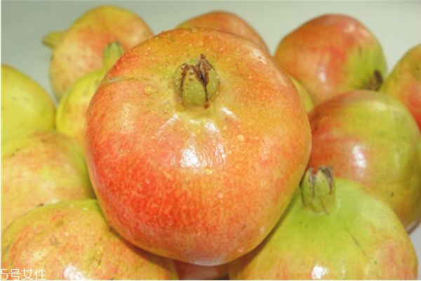 石榴的营养价值(石榴的营养价值和食用功效)