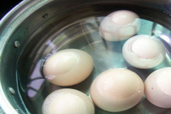 鸡蛋的功效(鸡蛋的功效和作用)