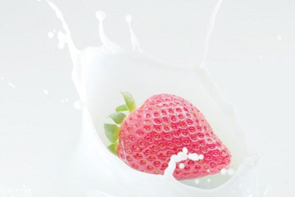 牛奶不适合和以下食物同食(牛奶不宜和什么同食)