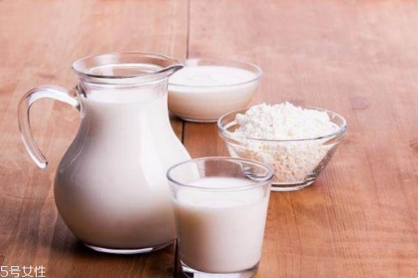 一天喝多少牛奶好(五十岁女人一天喝多少牛奶好) 一天喝多少牛奶好(五十岁女人一天喝多少牛奶好)
