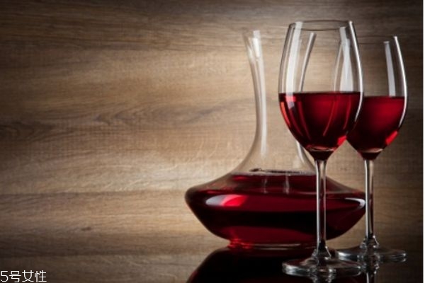 适合女性喝的五种酒(适合女性喝的酒有哪些)