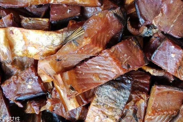 制作保存腊鱼怎样防止发霉变味(腊鱼怎么存放不长霉)