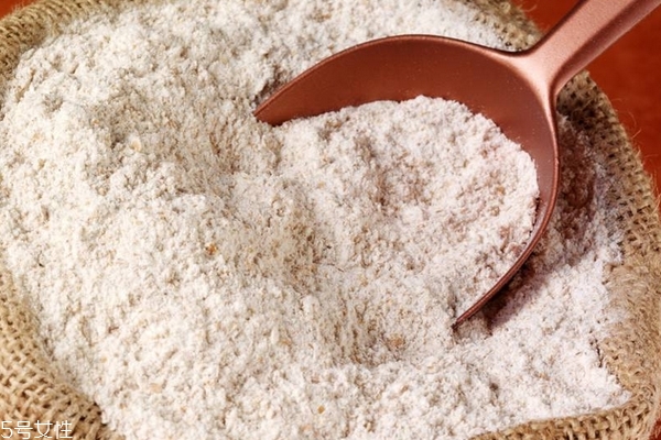 怎么辨别高低筋粉(如何辨别高筋粉低筋粉)