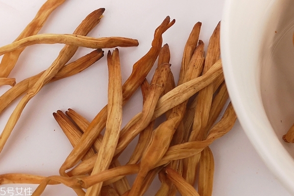 黄花菜炒鸡的做法(黄花菜炒鸡的做法大全家常) 黄花菜炒鸡的做法(黄花菜炒鸡的做法大全家常)