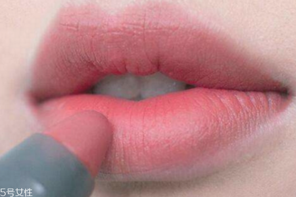 用了定妆粉后怎么补妆(用了定妆粉后怎么补妆)