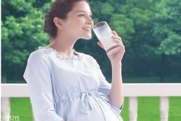 底妆露和粉底液哪个先用(底妆应该用粉底液还是什么)