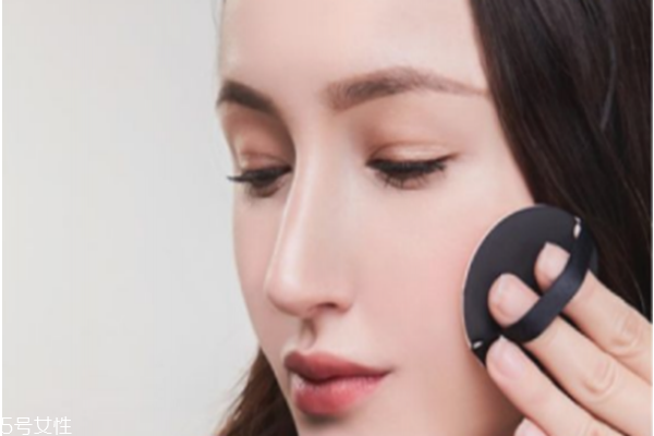 如何在约会时及时补妆(女生约会补妆说明什么)
