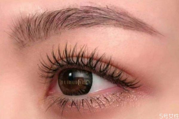 贴假睫毛眼皮松弛(贴假睫毛眼皮松弛吗)