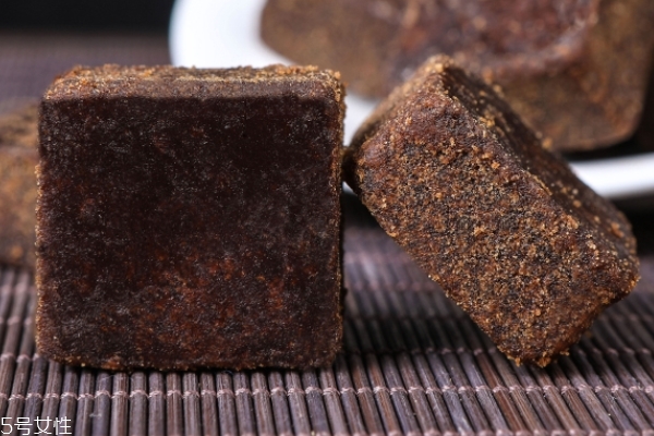 黑糖和红糖的区别(黑糖和红糖的区别和功效) 黑糖和红糖的区别(黑糖和红糖的区别和功效)