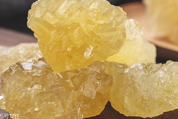 冰糖和鸡蛋可以一起吃吗(冰糖和鸡蛋可以一起吃吗?)