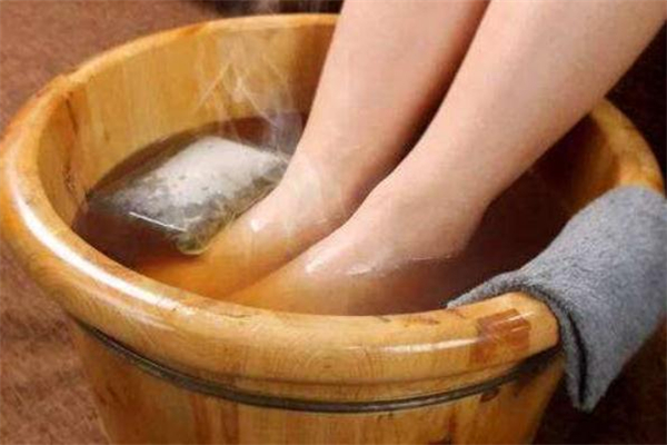 盐水泡脚有什么好处(盐水泡脚有什么好处?)
