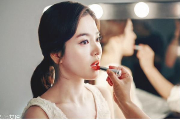 脱妆了怎么补妆(怎样化妆自然又好看不脱妆)