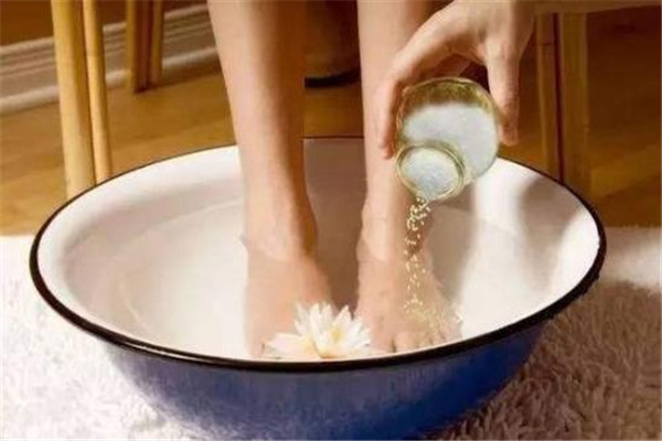 经期用艾草泡脚禁忌(经期可不可以用艾草泡脚)