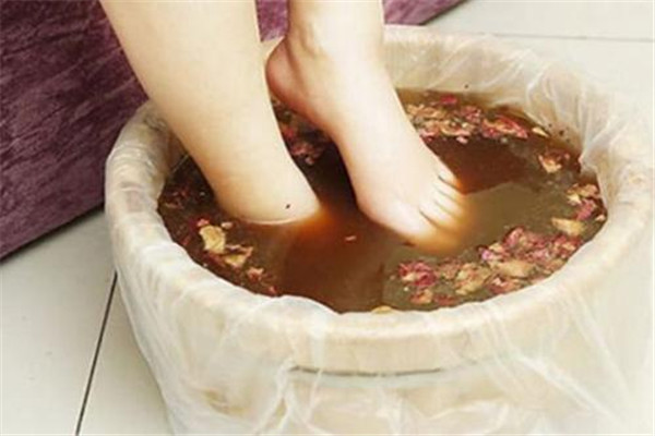 经期用艾草泡脚好处(经期用艾草泡脚的好处和坏处)