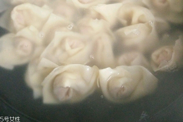 馄饨汤的做法(馄饨汤的做法及配料)