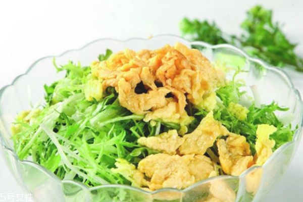 香煎鸡排的热量高吗(煎鸡排和炸鸡排哪个热量高)