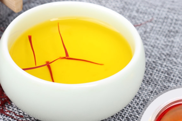 女性食用藏红花不同时期(哪些人不宜食用藏红花)