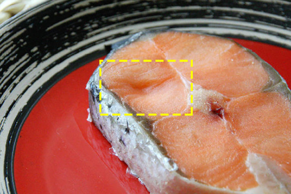 三文鱼鱼骨怎么吃(三文鱼鱼骨怎么吃)