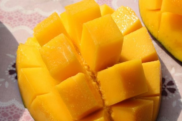 芒果特别酸特别硬能吃吗(芒果又硬又酸能吃吗)