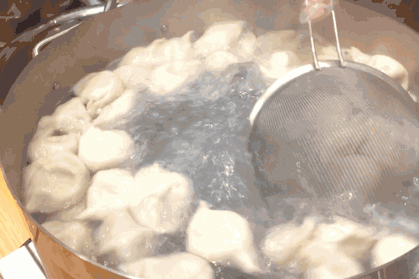 速冻水饺煮多久(速冻水饺煮多久才能煮好)