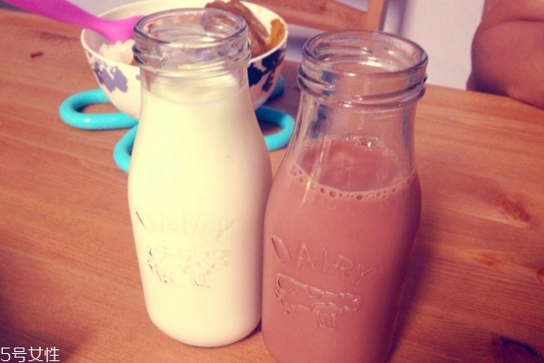 喝纯牛奶的好处(喝纯牛奶的好处和功效) 喝纯牛奶的好处(喝纯牛奶的好处和功效)