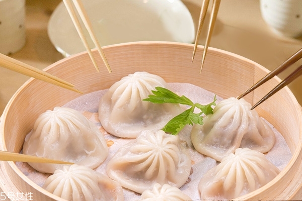 汤包的吃法(汤包的吃法口诀)