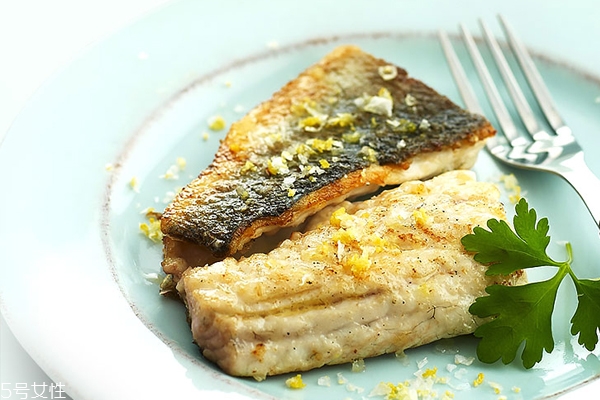 正常酱油什么颜色(酱油是什么颜色)