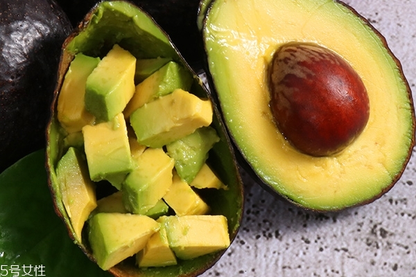 吃牛油果的注意事项(吃牛油果的注意事项)