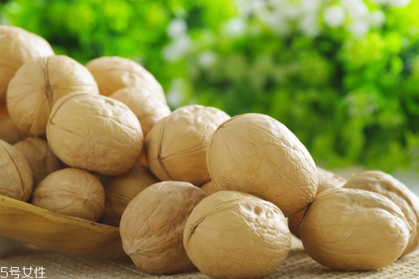 核桃仁皮颜色发黑什么原因(核桃仁皮发黑是什么原因)