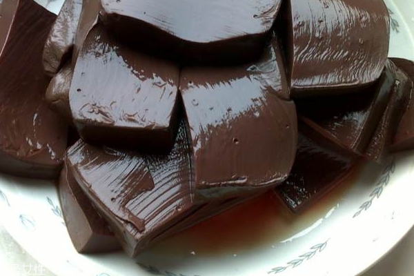 猪血食疗作用(食用猪血的功效和作用)