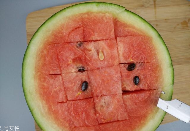 西瓜怎么切好看(西瓜怎么切好看又方便)