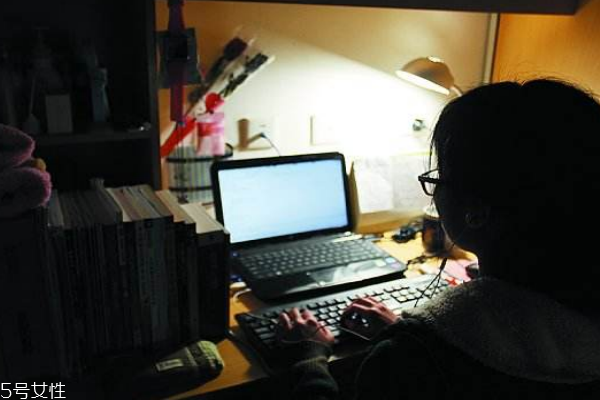 熬夜会脱发吗(熬夜会脱发吗怎么治)