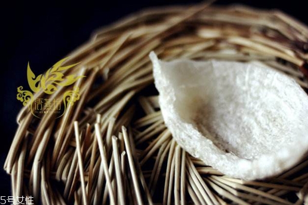 燕窝颜色受什么影响(正常燕窝的颜色)