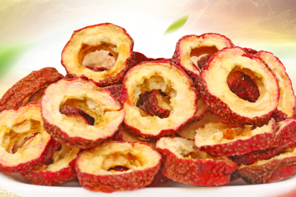 山楂可以和菊花一起泡水喝(山楂可以和菊花一起泡水喝吗)