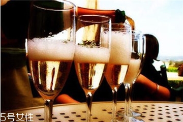 喝起泡酒的好处(喝起泡酒的好处和坏处)