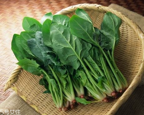 菠菜为什么要焯水(菠菜为什么要焯水是为了去掉其中的什么)