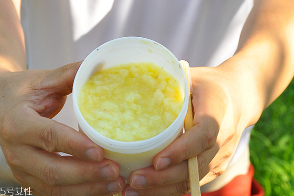 蜂王浆一天吃多少(蜂王浆一天吃多少最好)