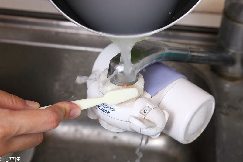 4.煮面热水：清洁洗碗槽脏污(煮面炉水垢的清理)