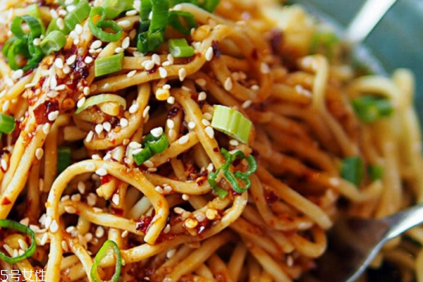 素拌凉面的做法(如何拌凉面) 素拌凉面的做法(如何拌凉面)