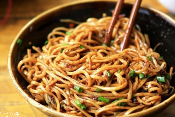 椿芽胡萝卜凉面做法(豆芽凉拌面的做法)