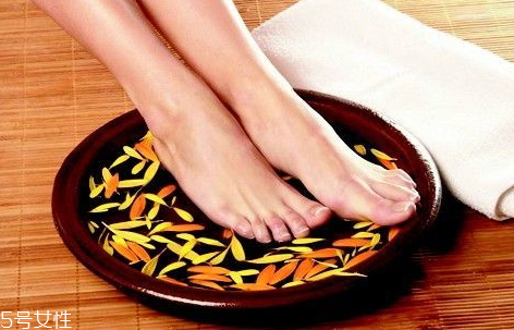 泡脚的药材(泡脚的药材有哪些,作用是什么)