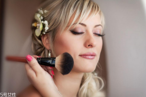 怎样区分劣质口红(劣质的口红怎么区分)