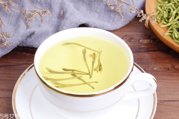 金银花茶加蜂蜜如何制作(金银花茶可以加蜂蜜吗)
