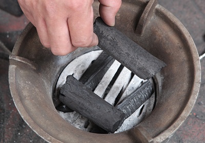 木炭生火怎么做(木炭如何生火)