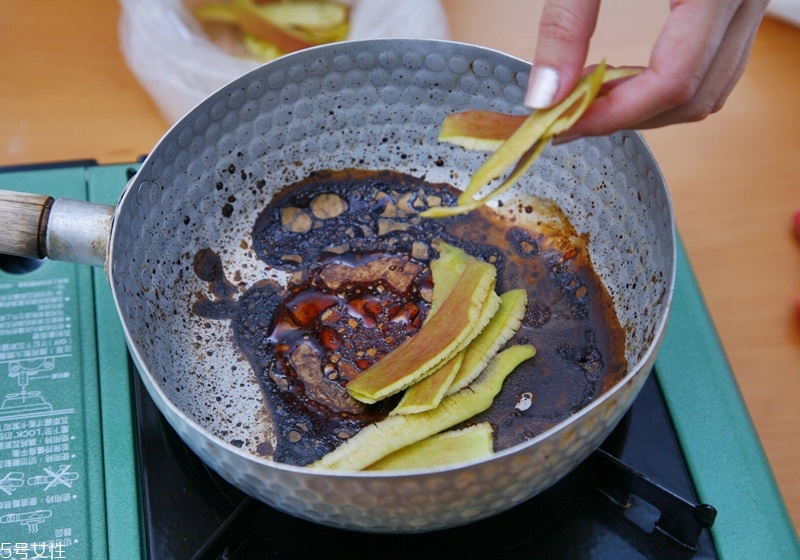 洗锅底妙招-苹果皮(苹果皮怎么去除糊锅底) 洗锅底妙招-苹果皮(苹果皮怎么去除糊锅底)
