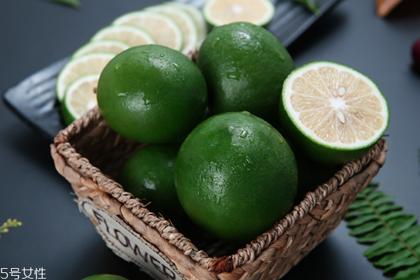 柠檬泡水的正确方法(怎么泡柠檬)
