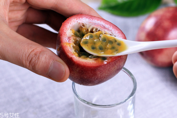 紫色百香果介绍(紫色百香果介绍口感描述) 紫色百香果介绍(紫色百香果介绍口感描述)