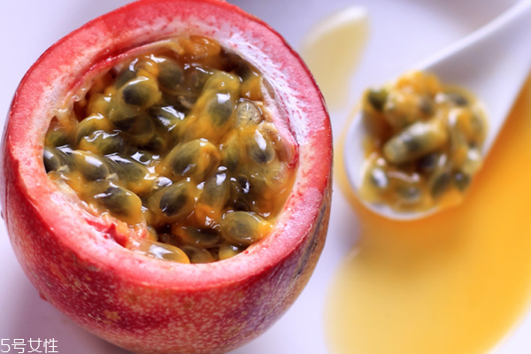 黄色百香果的特点(黄色百香果和红色百香果的区别)