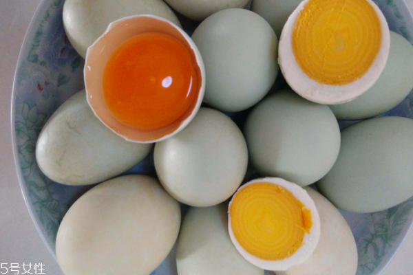 鸭蛋适合什么人吃(鸭蛋适合什么人吃)