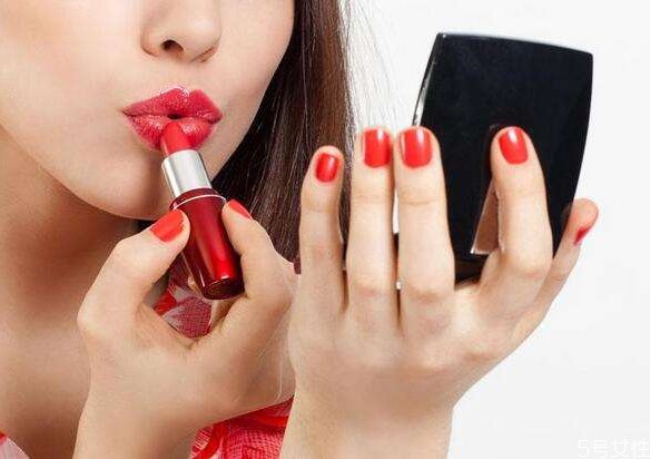 厚嘴唇适合的色号(适合厚嘴唇的口红色号)
